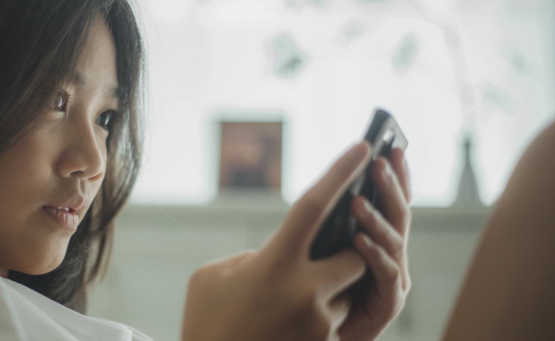 携帯を見ている女性
