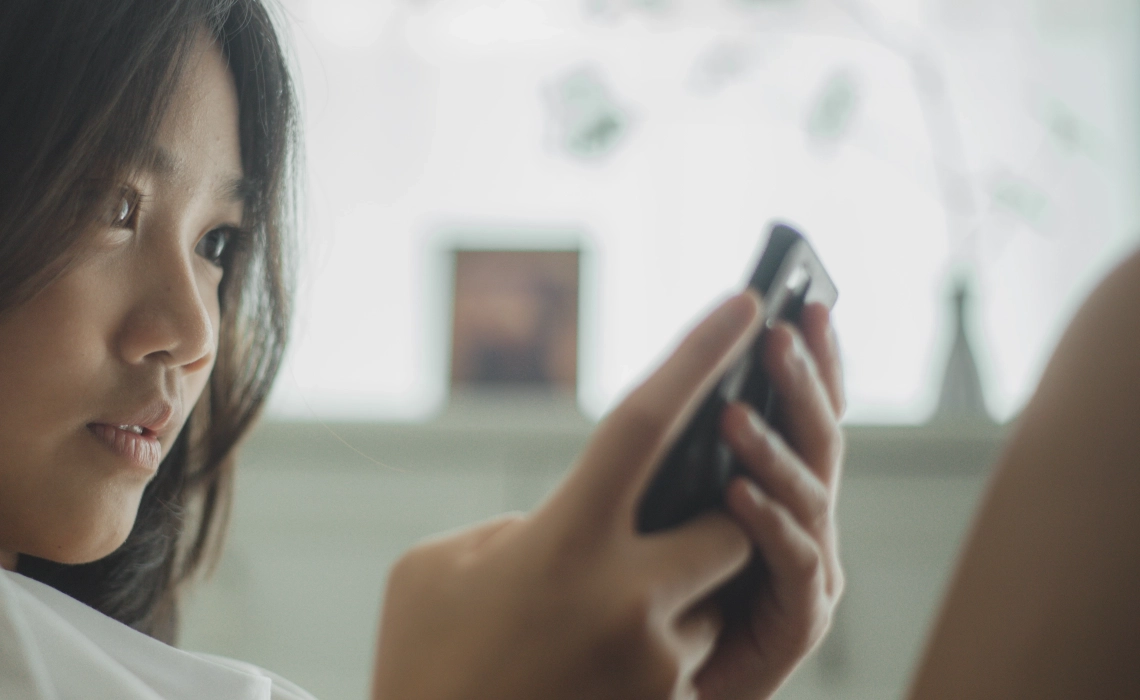 携帯を見ている女性