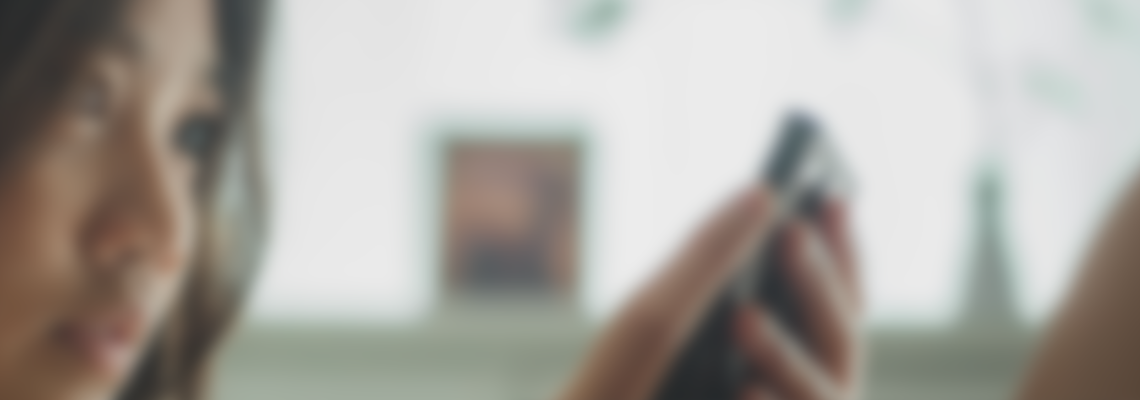 携帯を見ている女性